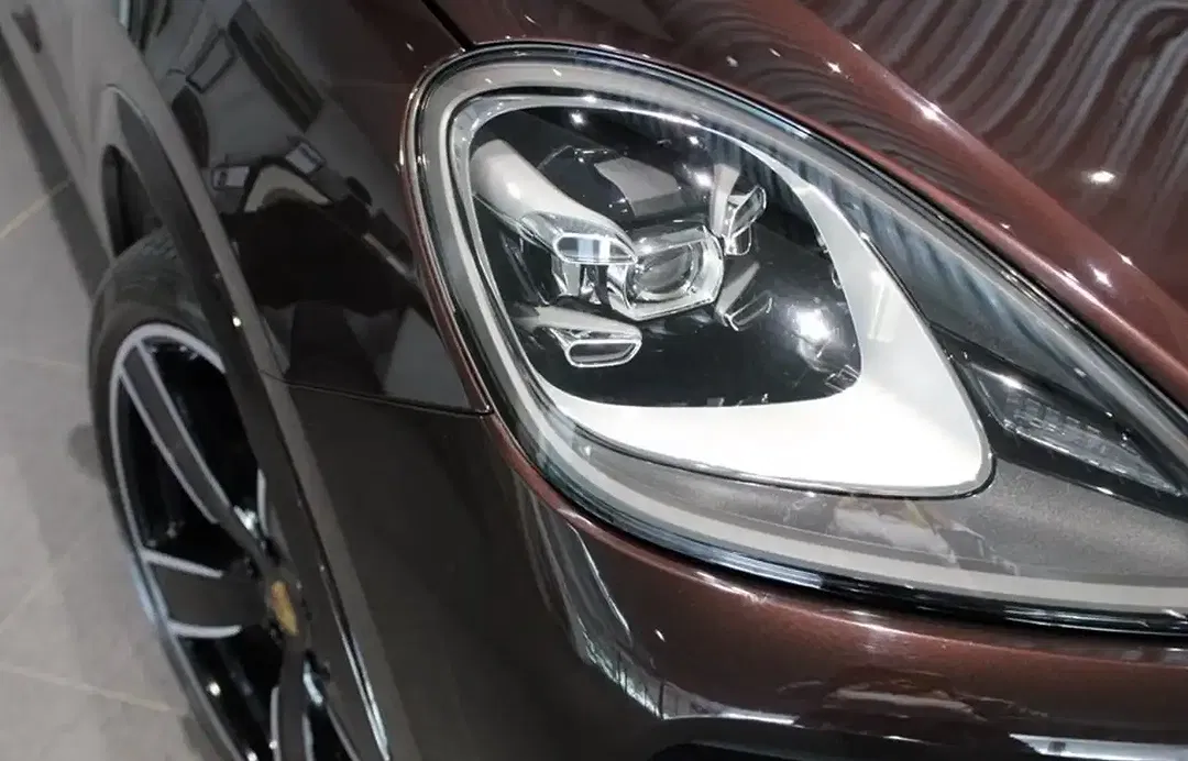 Porsche Cayenne - Thumbnail 2