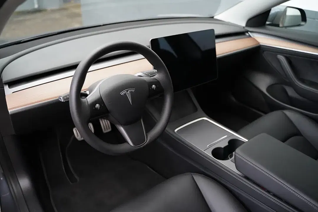 Tesla Model 3 - Thumbnail 9