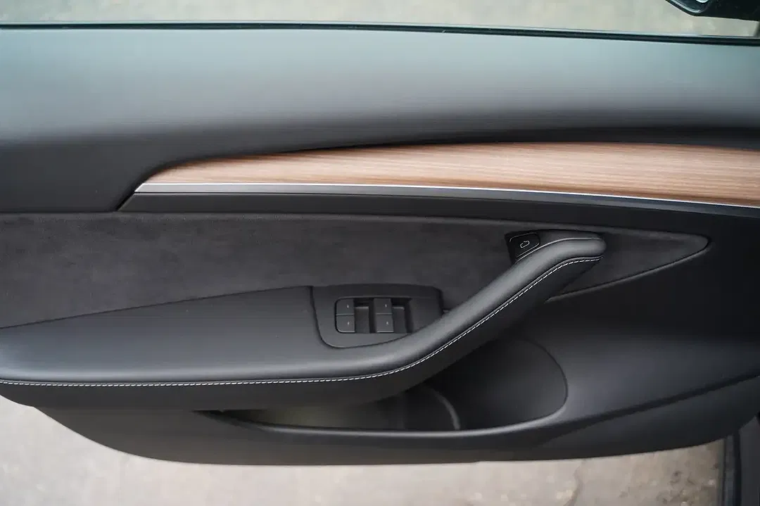 Tesla Model 3 - Thumbnail 11