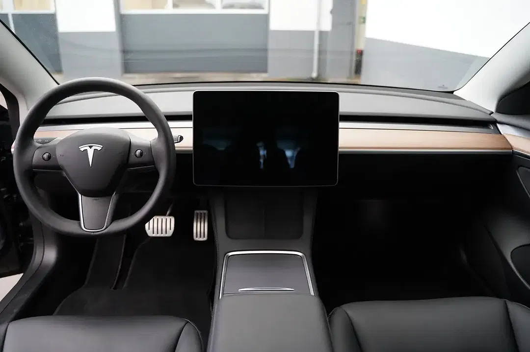 Tesla Model 3 - Thumbnail 12