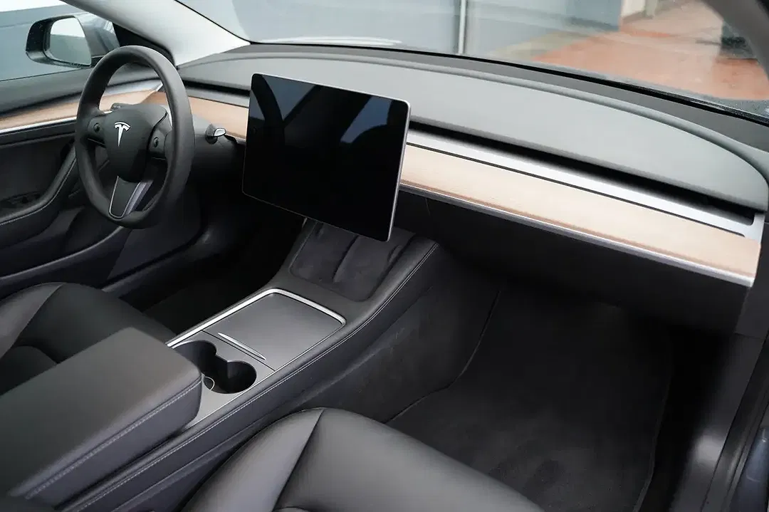 Tesla Model 3 - Thumbnail 13