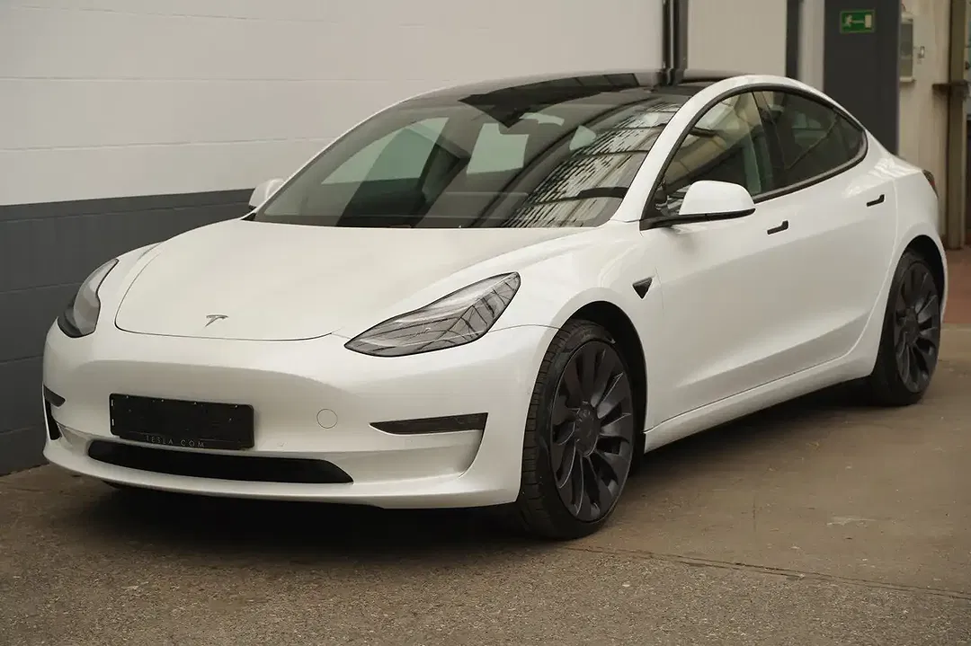 Tesla Model 3 - Thumbnail 2