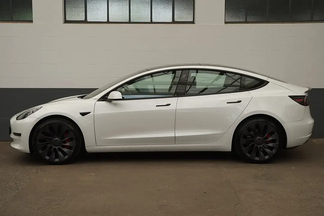 Tesla Model 3 - Thumbnail 3