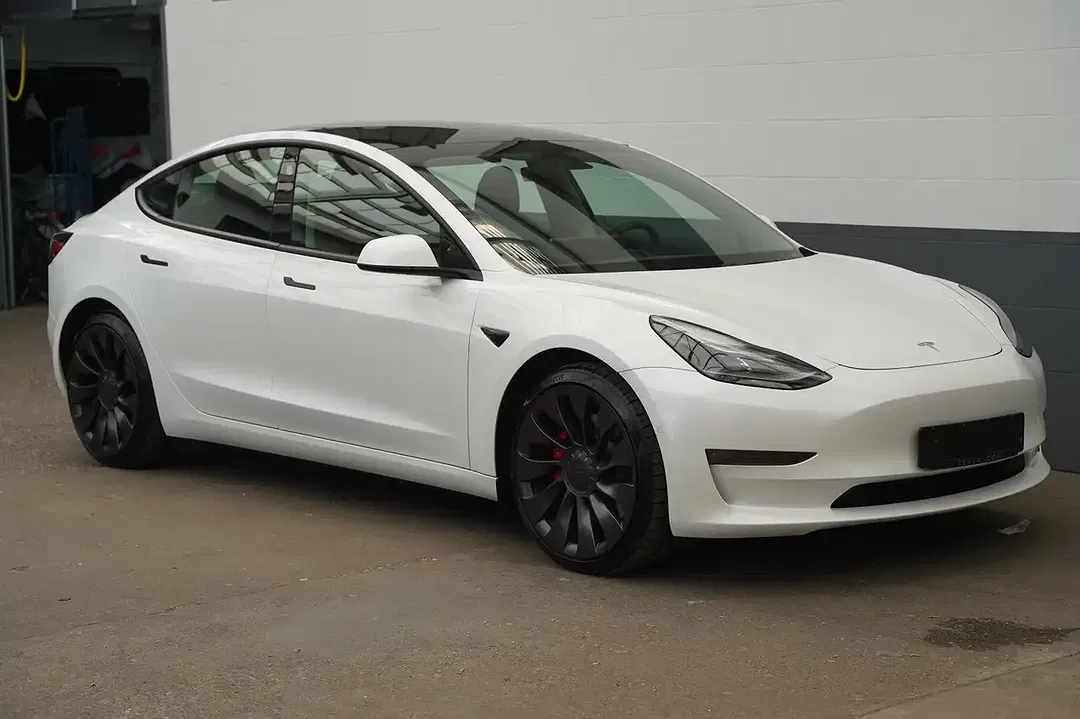 Tesla Model 3 - Thumbnail 6