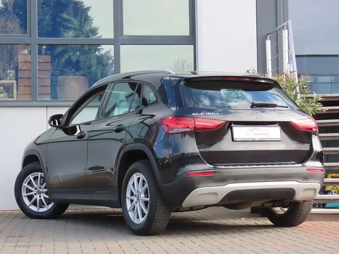 Mercedes-Benz GLA 180 - foto 2