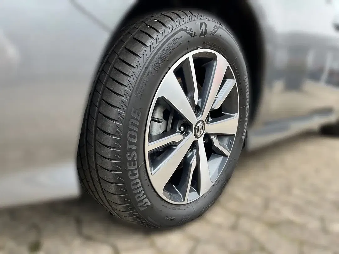 Nissan Leaf - Thumbnail 10