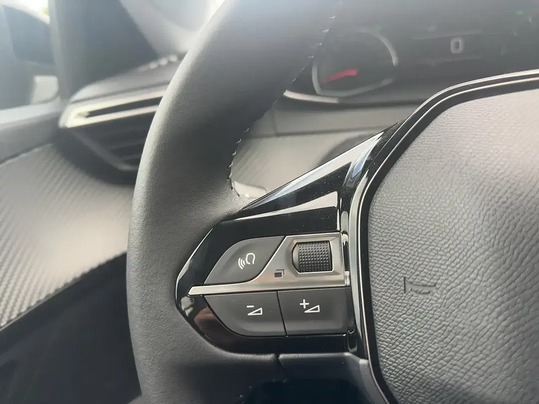 Peugeot 208 - Thumbnail 12