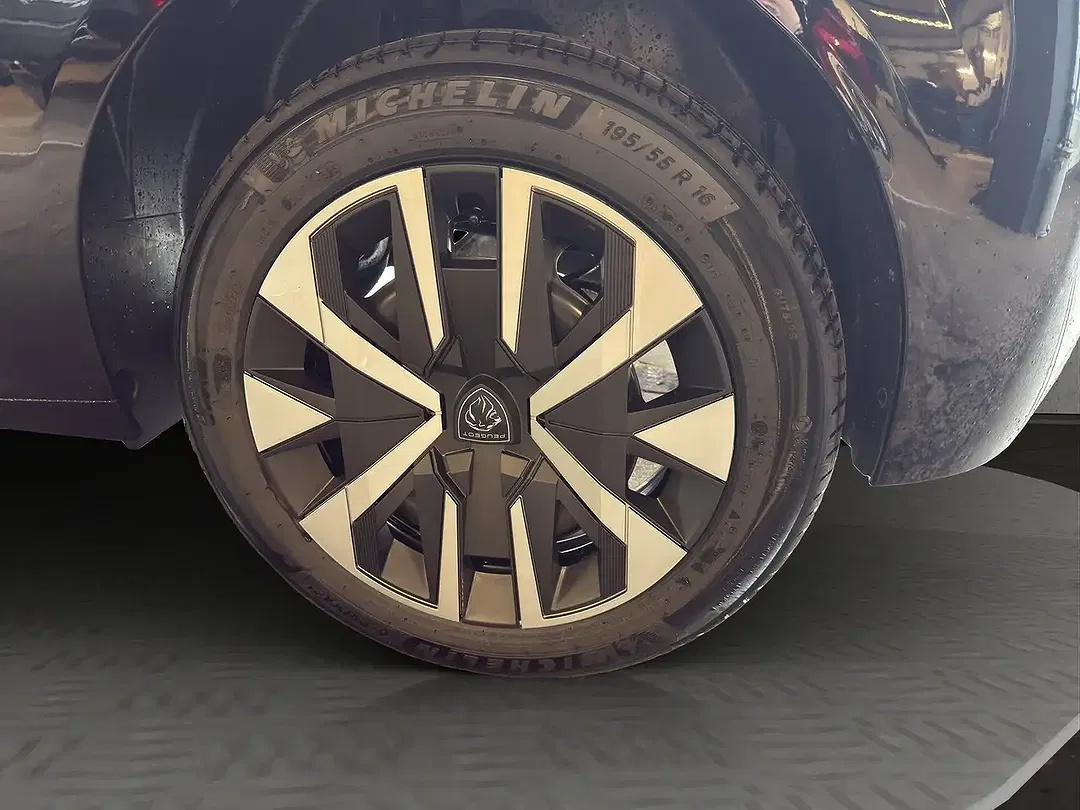 Peugeot 208 - Thumbnail 5