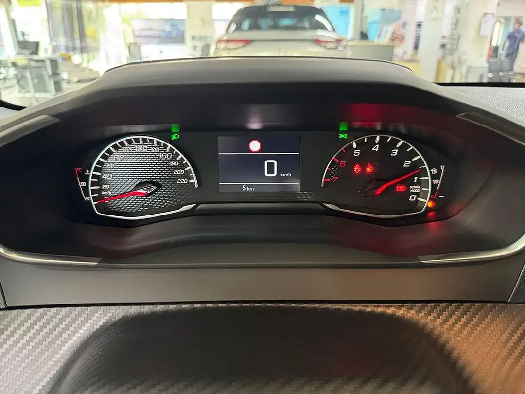 Peugeot 208 - Thumbnail 10
