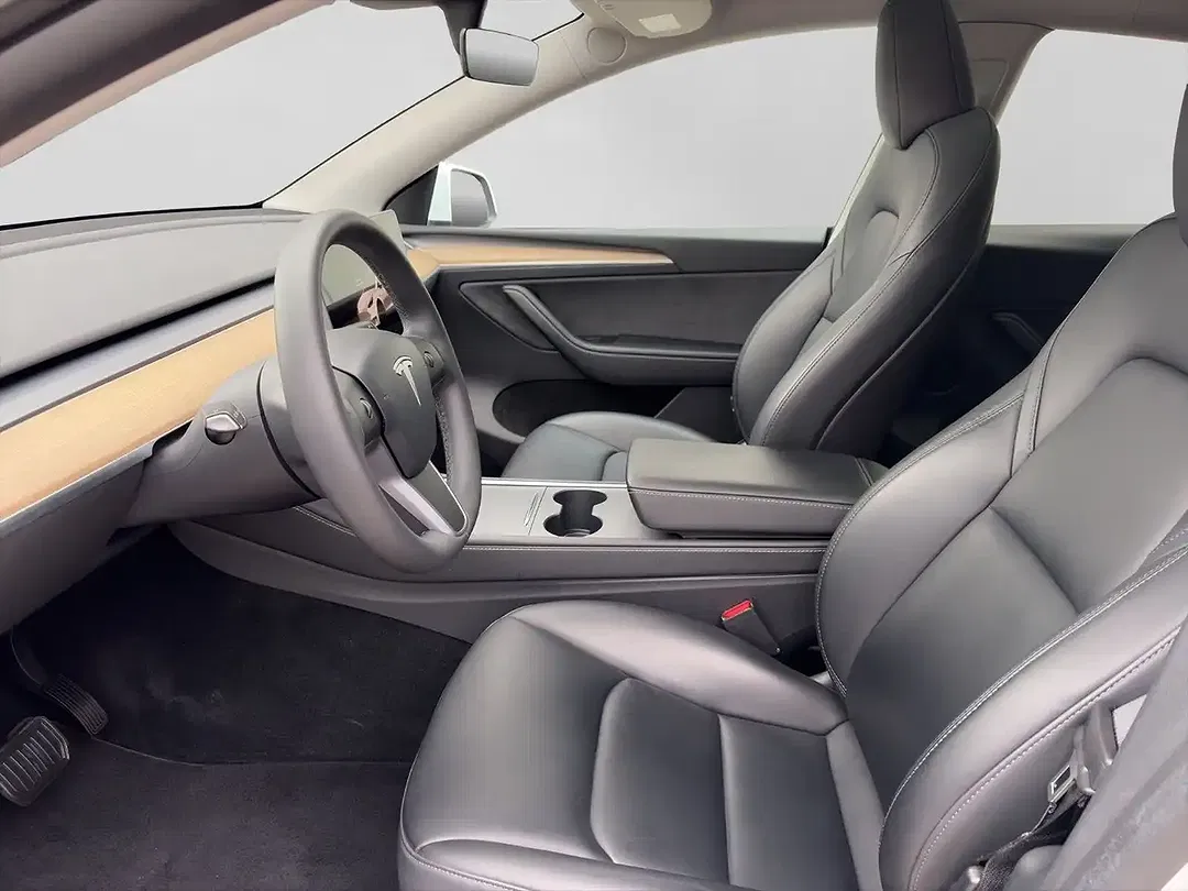 Tesla Model Y - Thumbnail 10