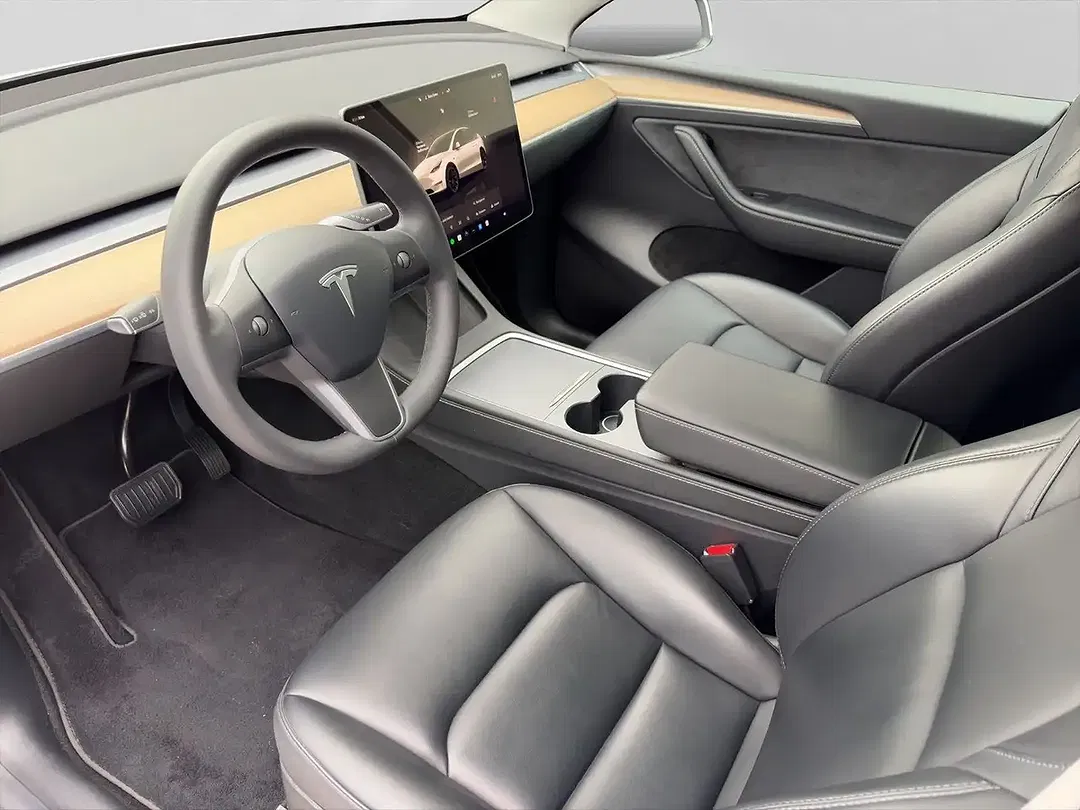 Tesla Model Y - Thumbnail 11