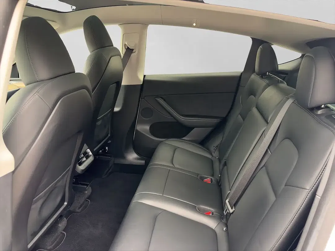 Tesla Model Y - Thumbnail 13
