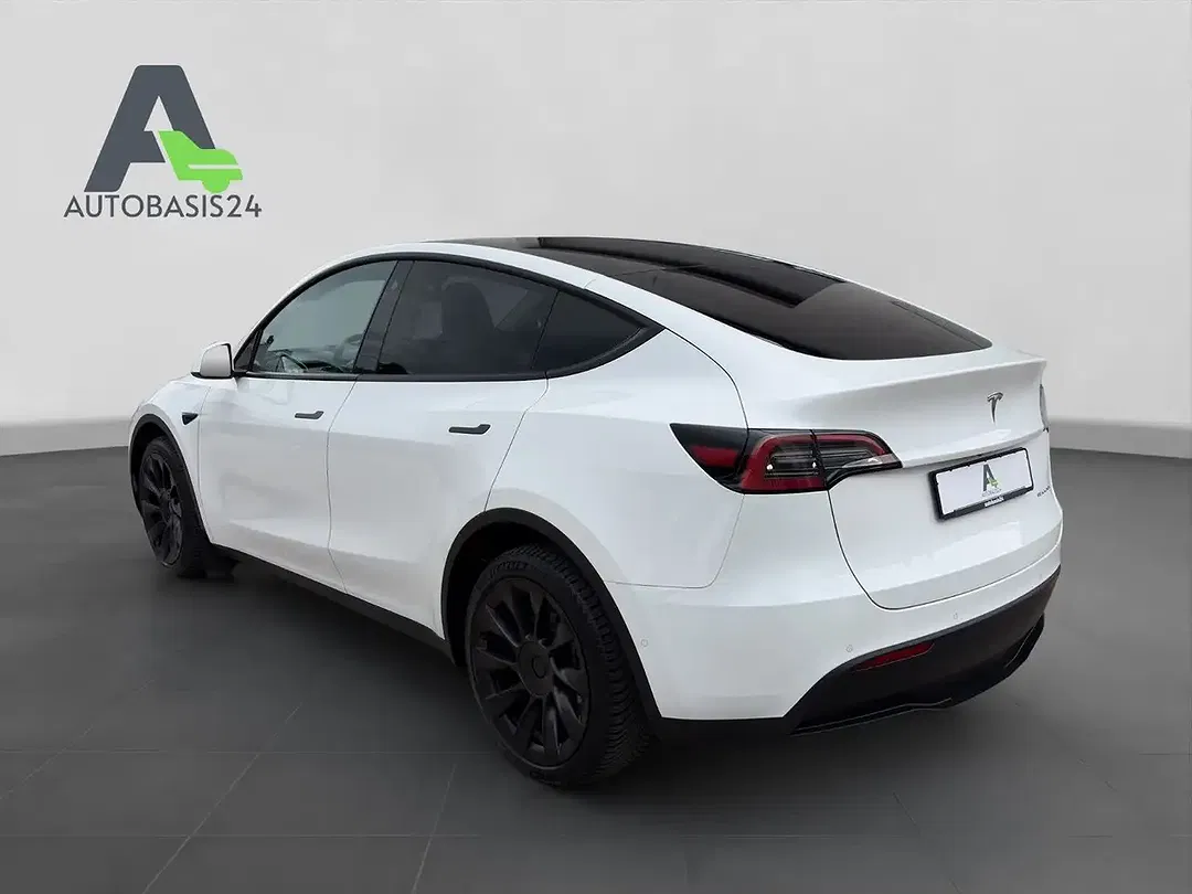 Tesla Model Y - Thumbnail 3