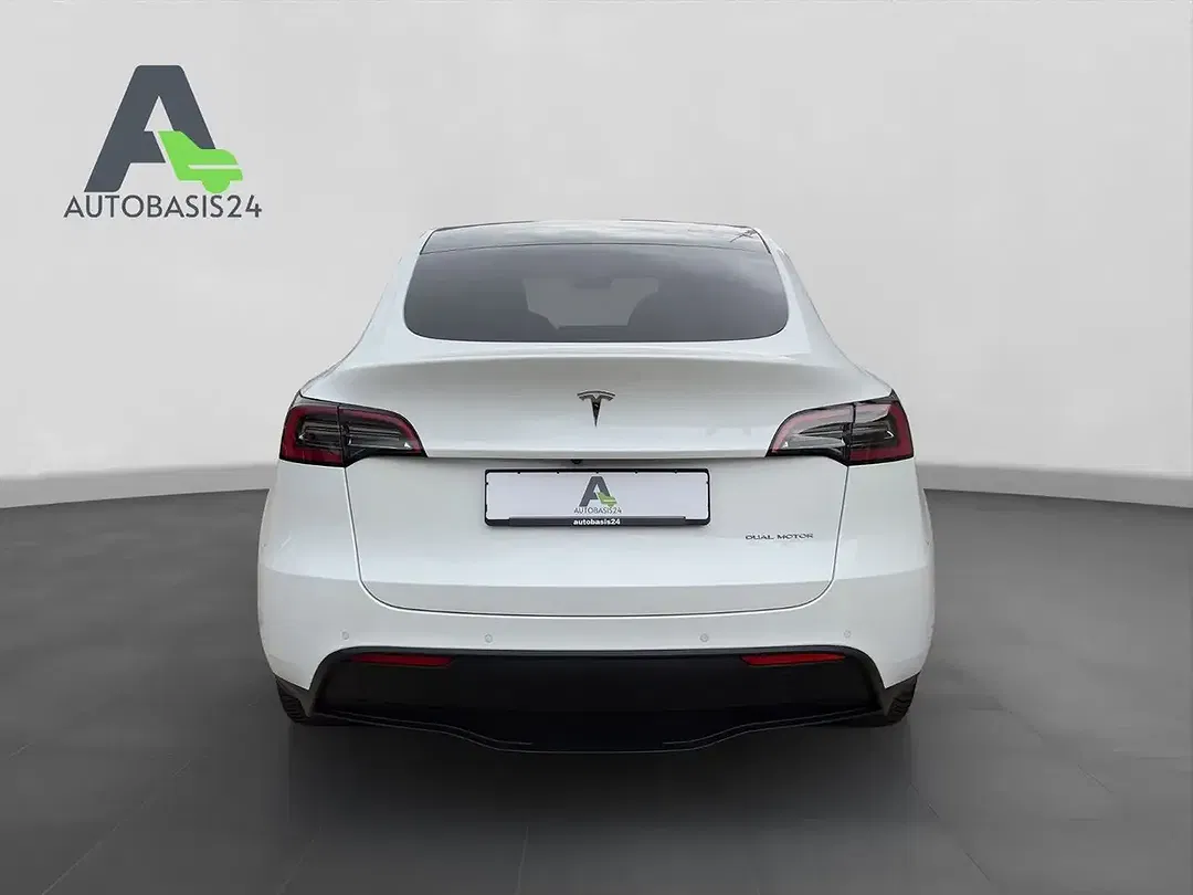 Tesla Model Y - Thumbnail 4