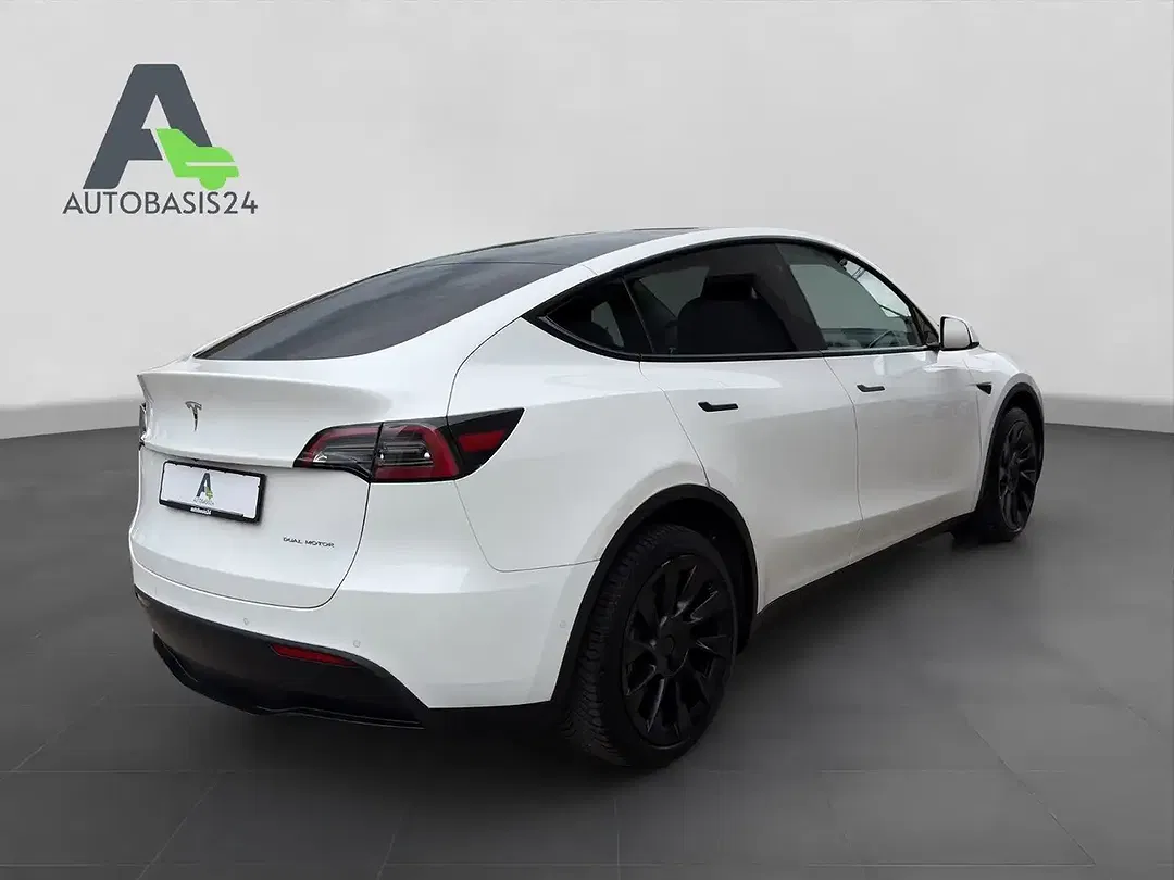 Tesla Model Y - Thumbnail 5