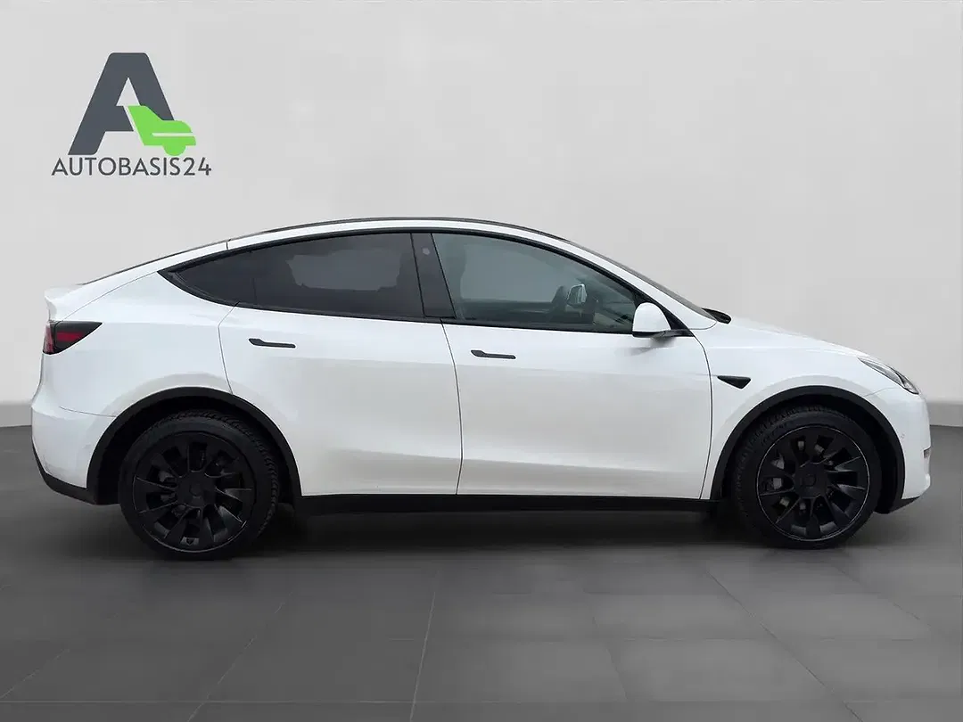 Tesla Model Y - Thumbnail 6