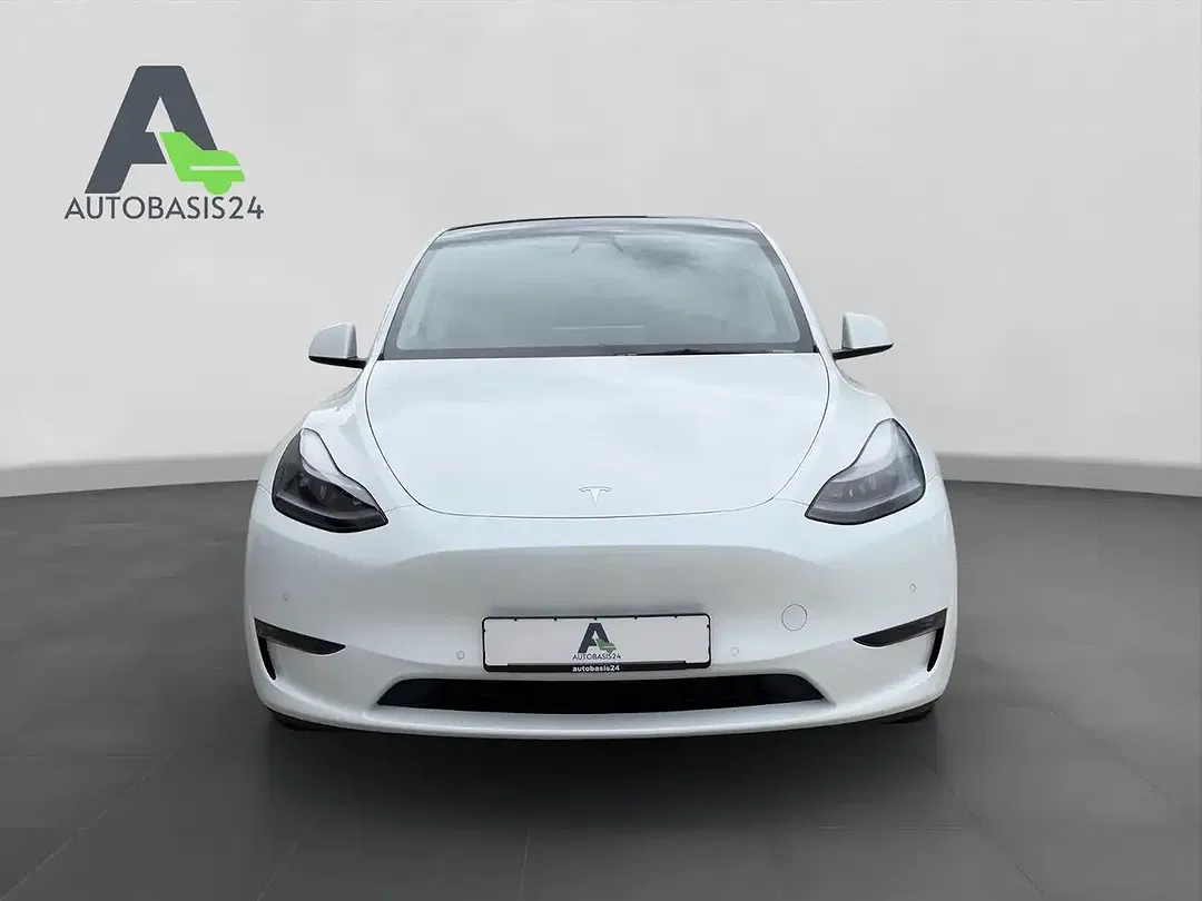 Tesla Model Y - Thumbnail 8