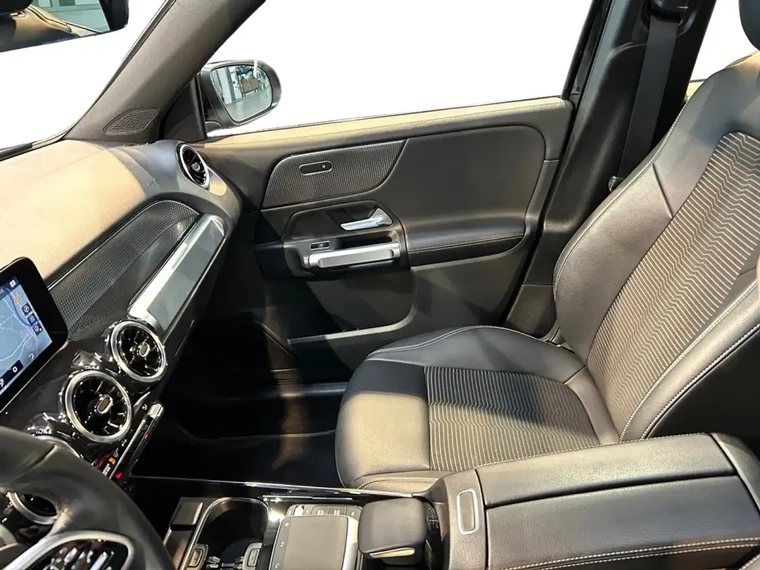 Mercedes-Benz GLB 220 - Thumbnail 4