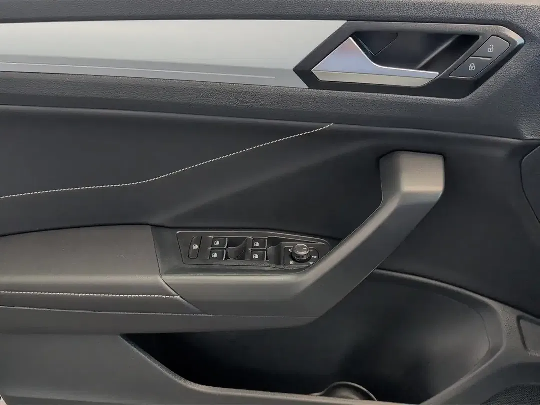 Volkswagen T-Roc - Thumbnail 12
