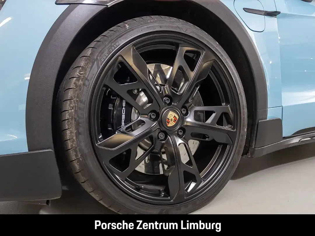 Porsche Taycan - Thumbnail 6
