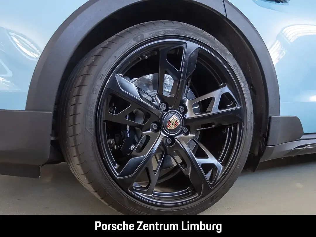 Porsche Taycan - Thumbnail 8