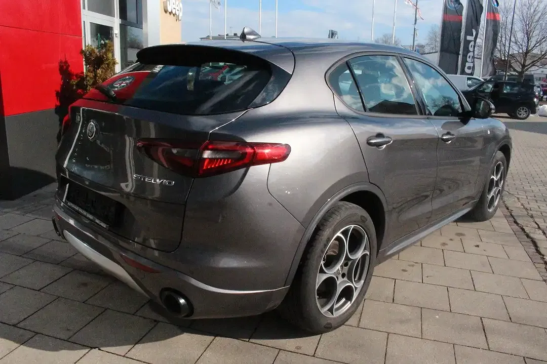 Alfa Romeo Stelvio - Thumbnail 3