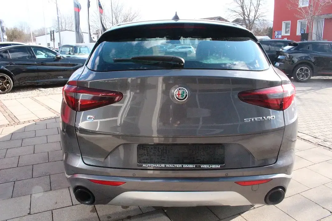 Alfa Romeo Stelvio - Thumbnail 4