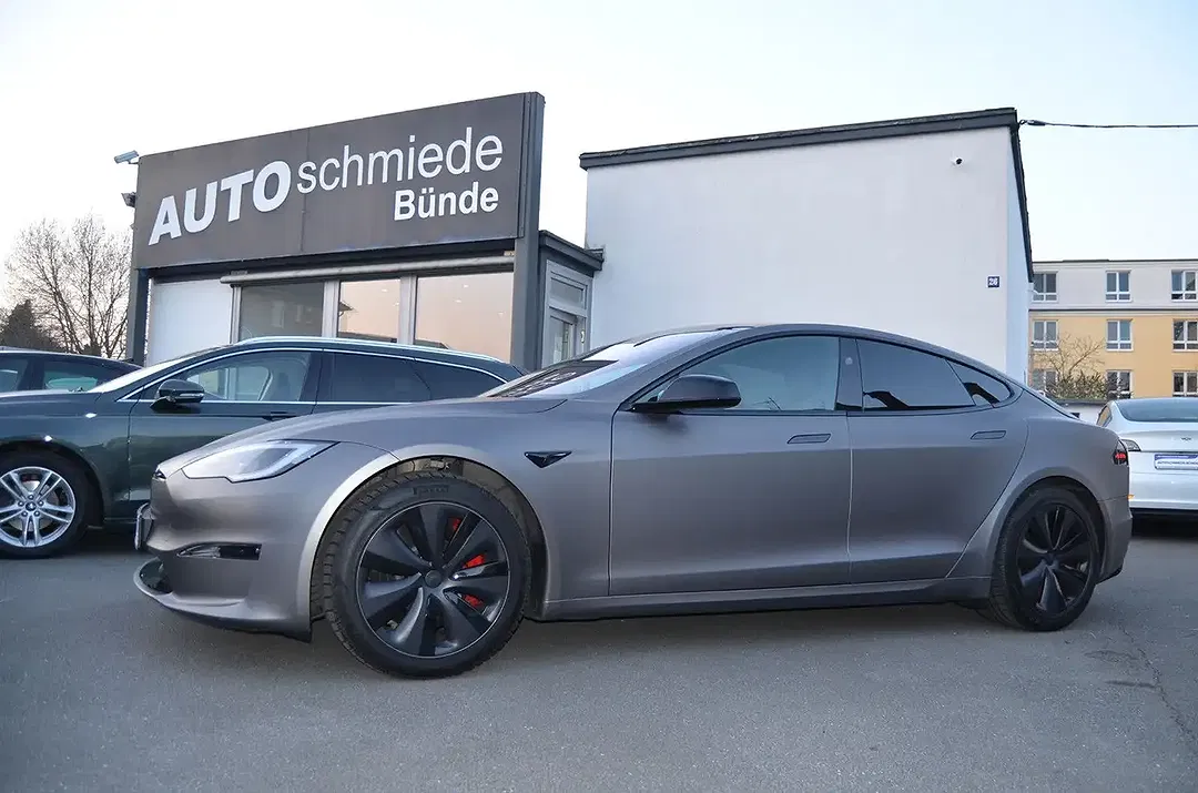 Tesla Model S - Thumbnail 11