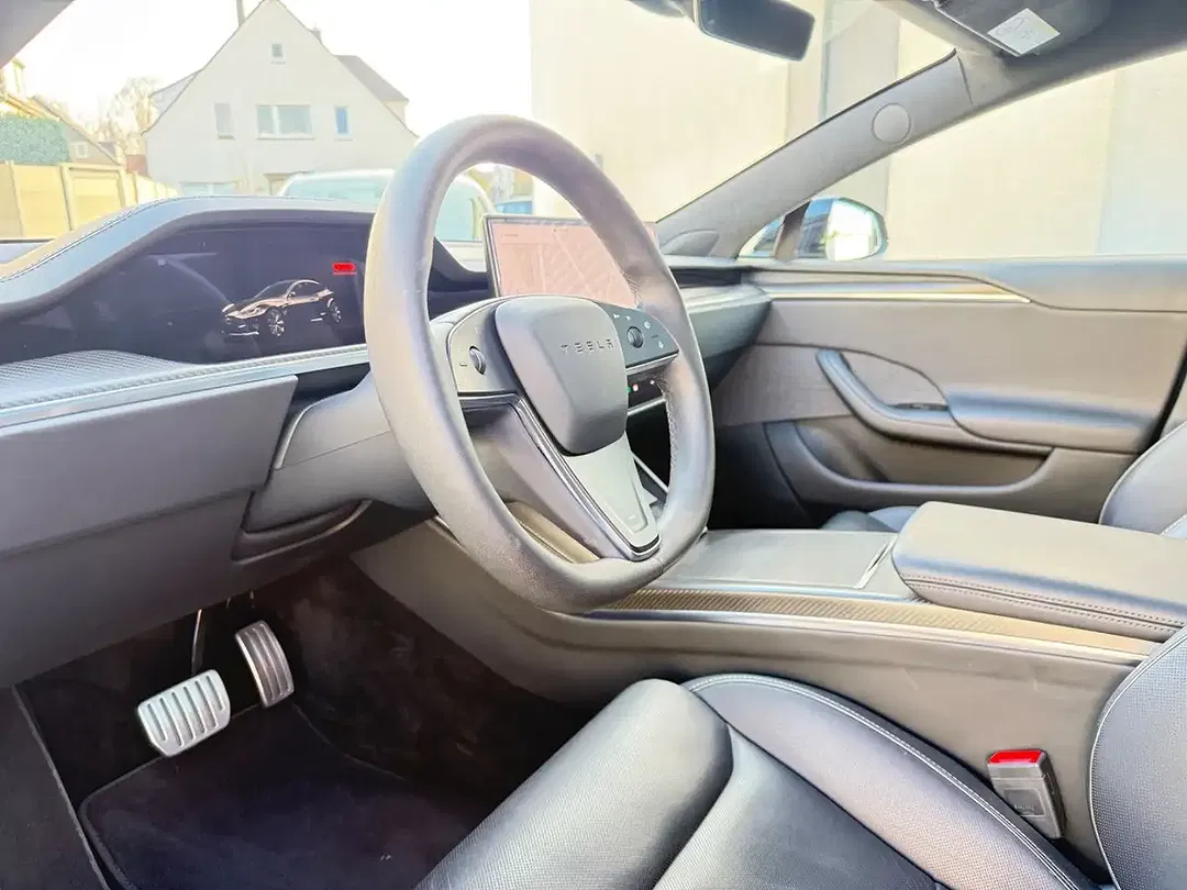 Tesla Model S - Thumbnail 3