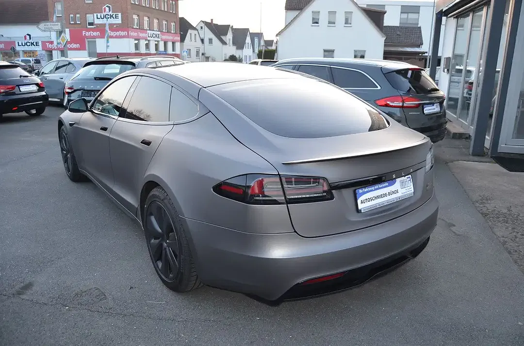 Tesla Model S - Thumbnail 4