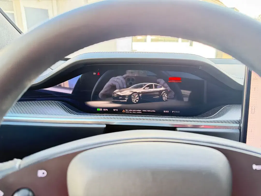 Tesla Model S - Thumbnail 5