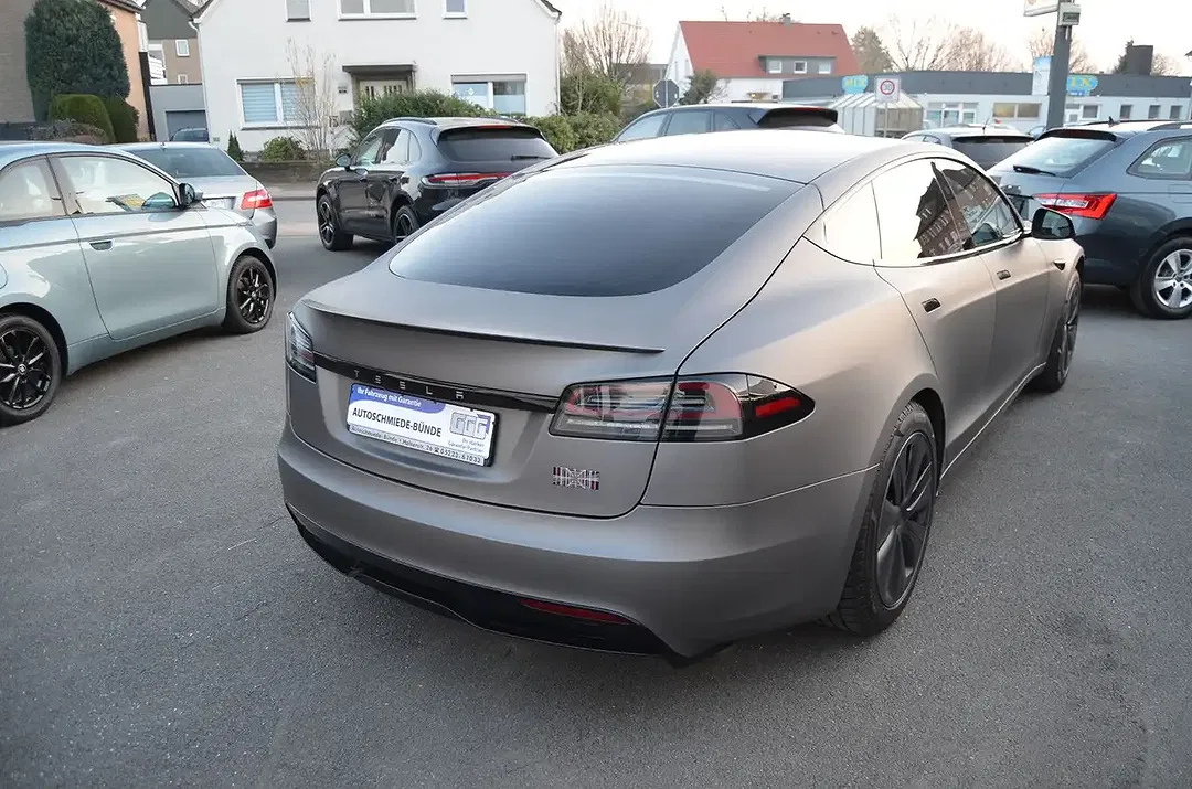 Tesla Model S - Thumbnail 6
