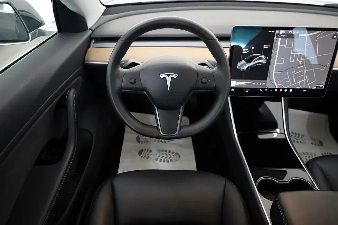 Tesla Model 3 - Thumbnail 10