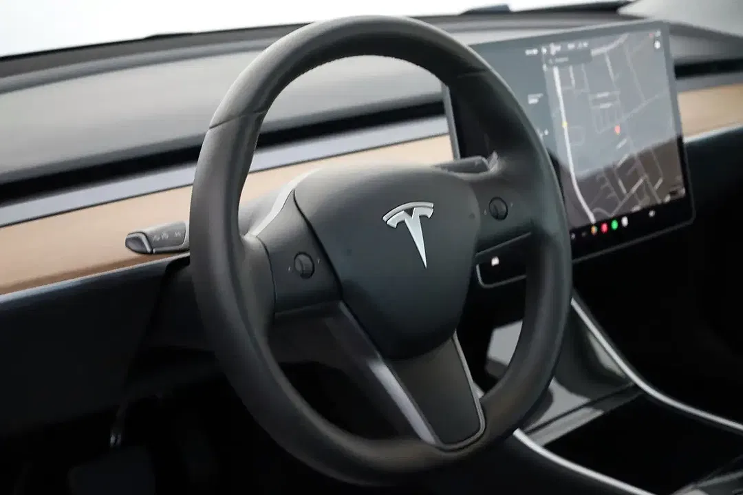 Tesla Model 3 - Thumbnail 11