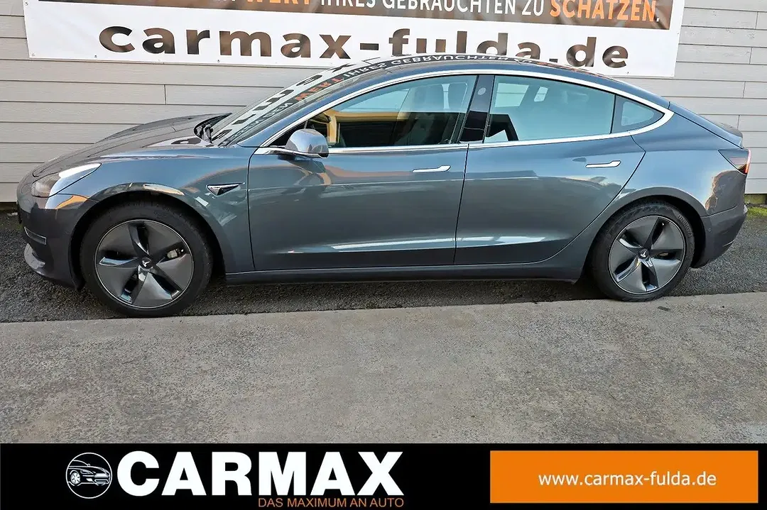 Tesla Model 3 - Thumbnail 14