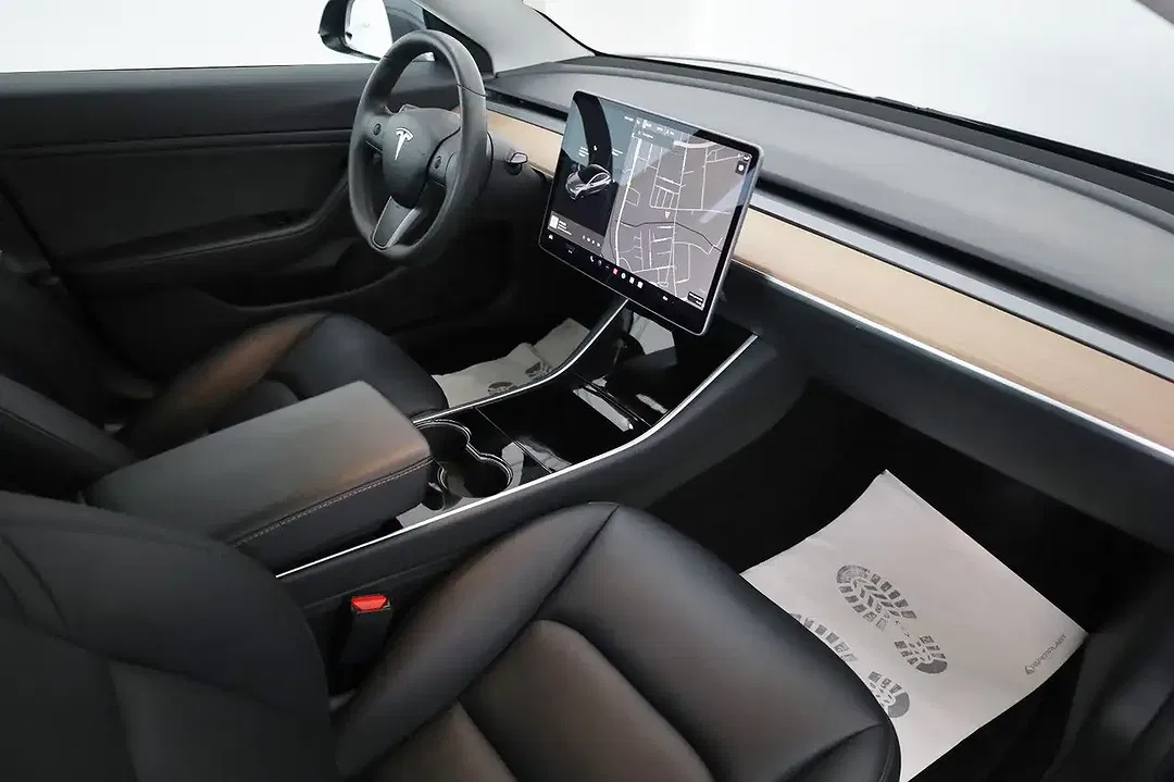 Tesla Model 3 - Thumbnail 3