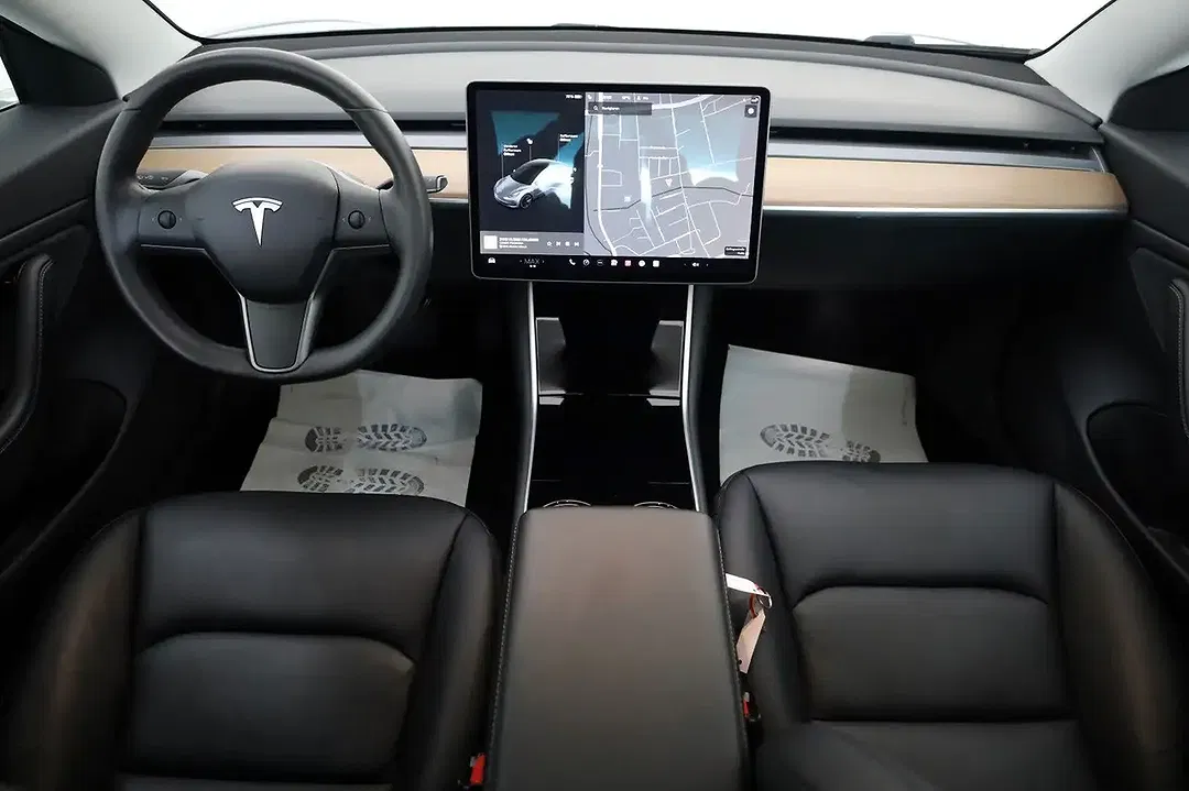 Tesla Model 3 - Thumbnail 4