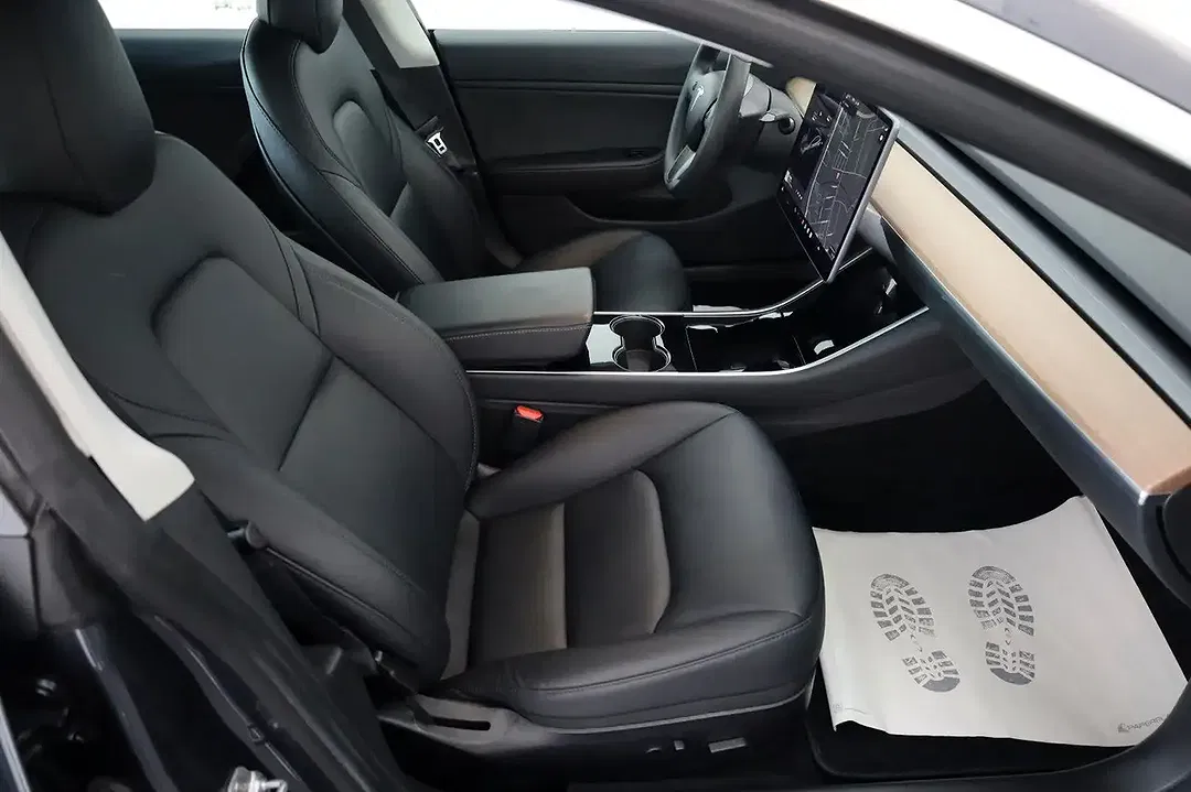 Tesla Model 3 - Thumbnail 5