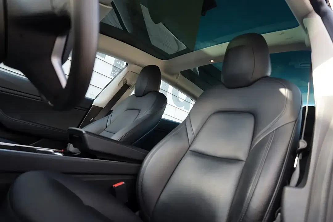 Tesla Model 3 - Thumbnail 6