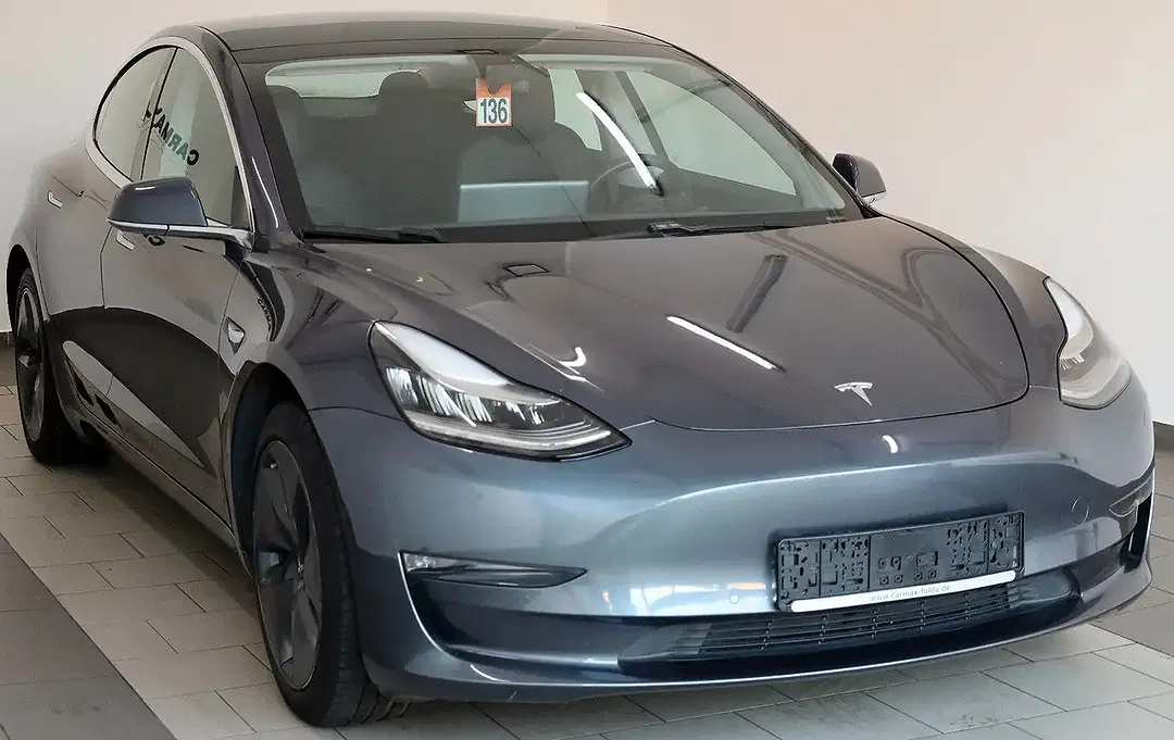Tesla Model 3 - Thumbnail 7