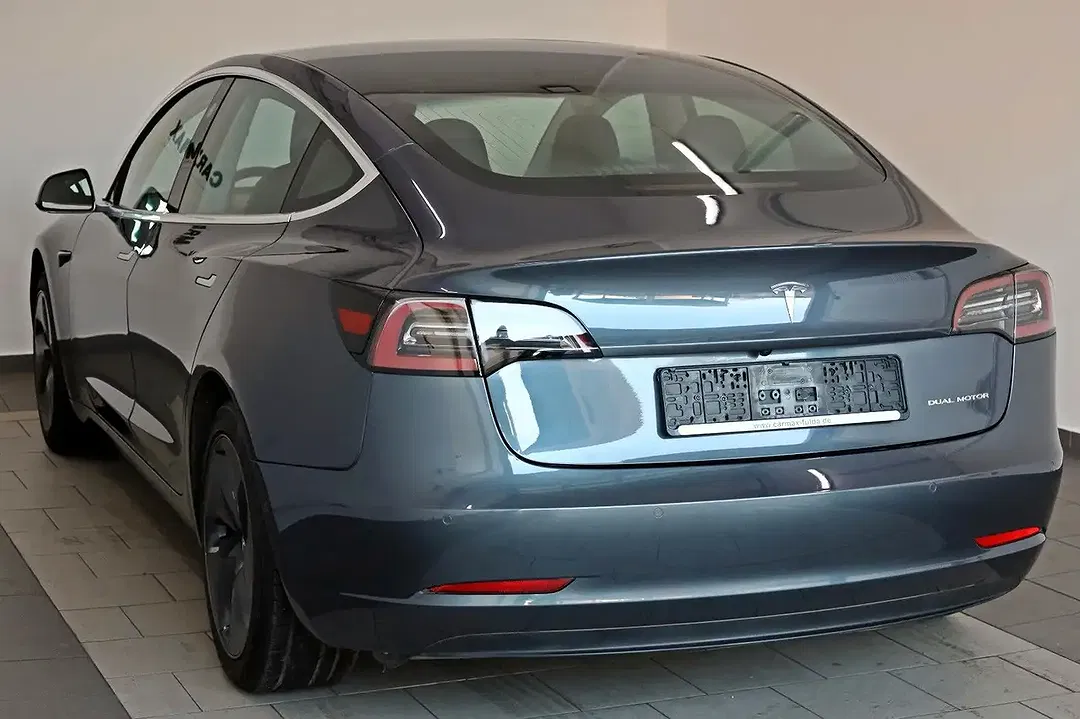 Tesla Model 3 - Thumbnail 8