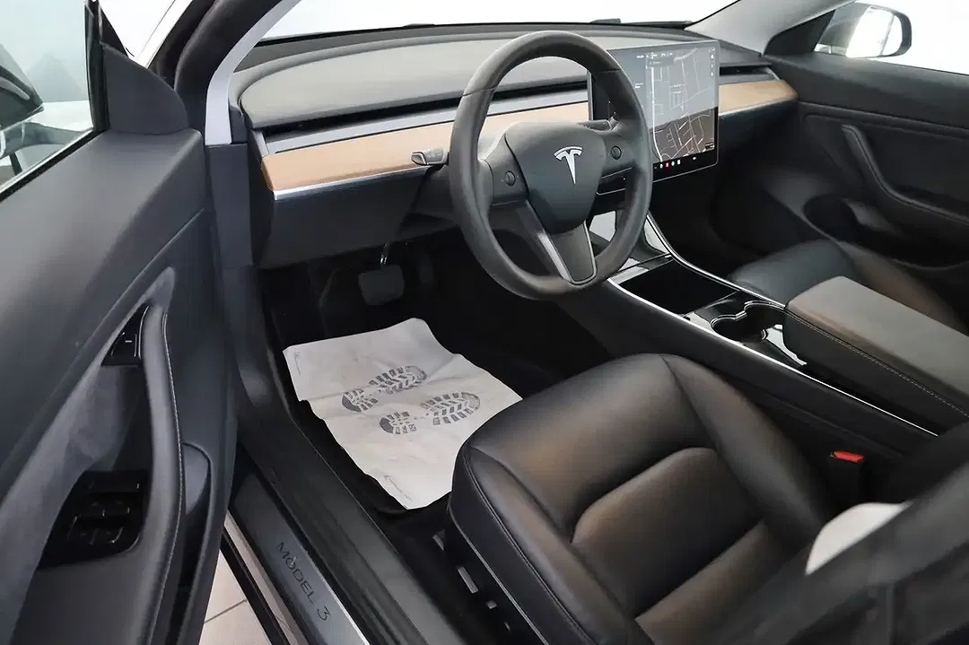 Tesla Model 3 - Thumbnail 9
