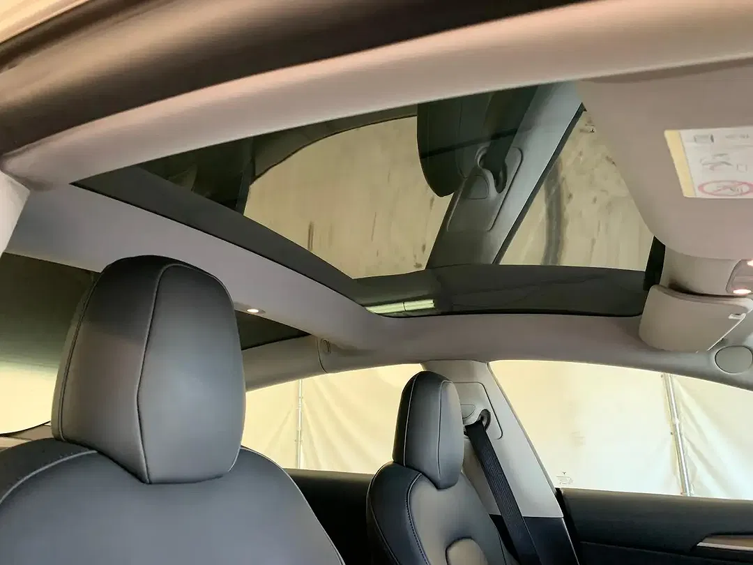 Tesla Model 3 - Thumbnail 4