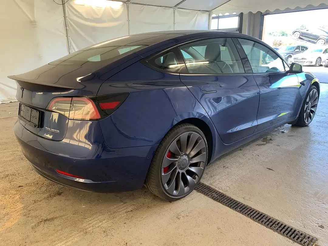 Tesla Model 3 - Thumbnail 5