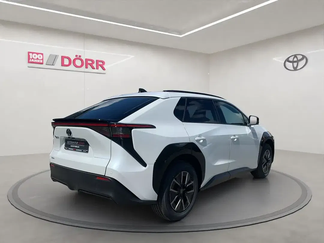 Toyota bZ4X - Thumbnail 5