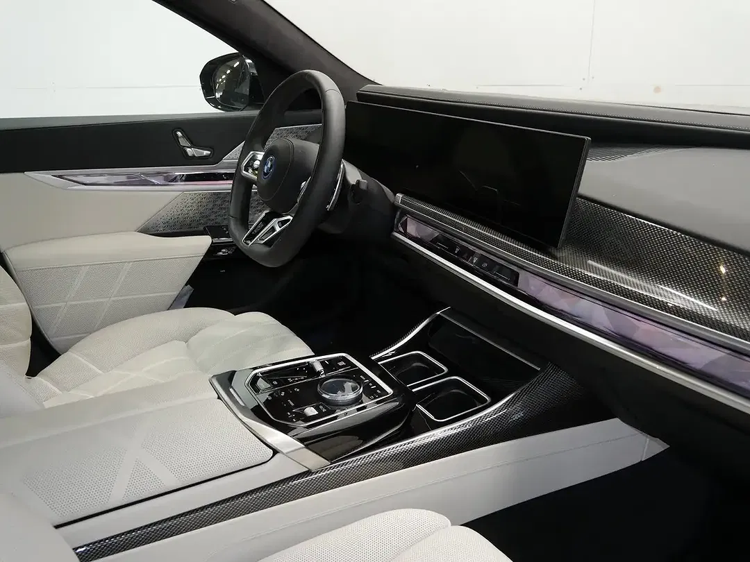 BMW 750 - Thumbnail 5