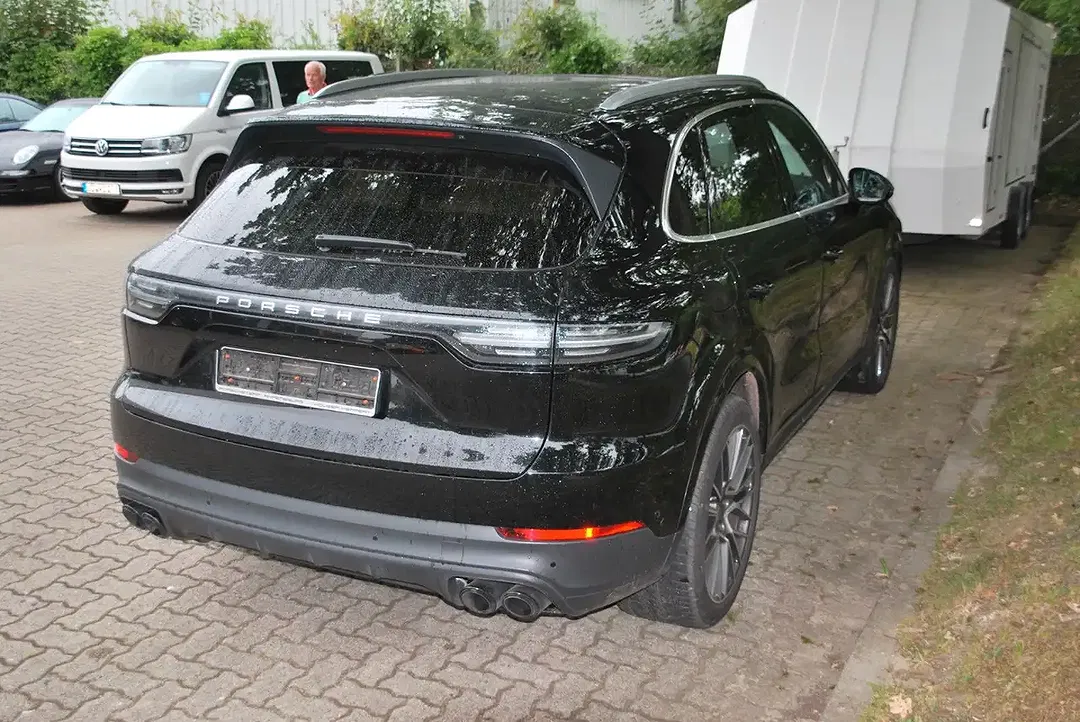 Porsche Cayenne - Thumbnail 3