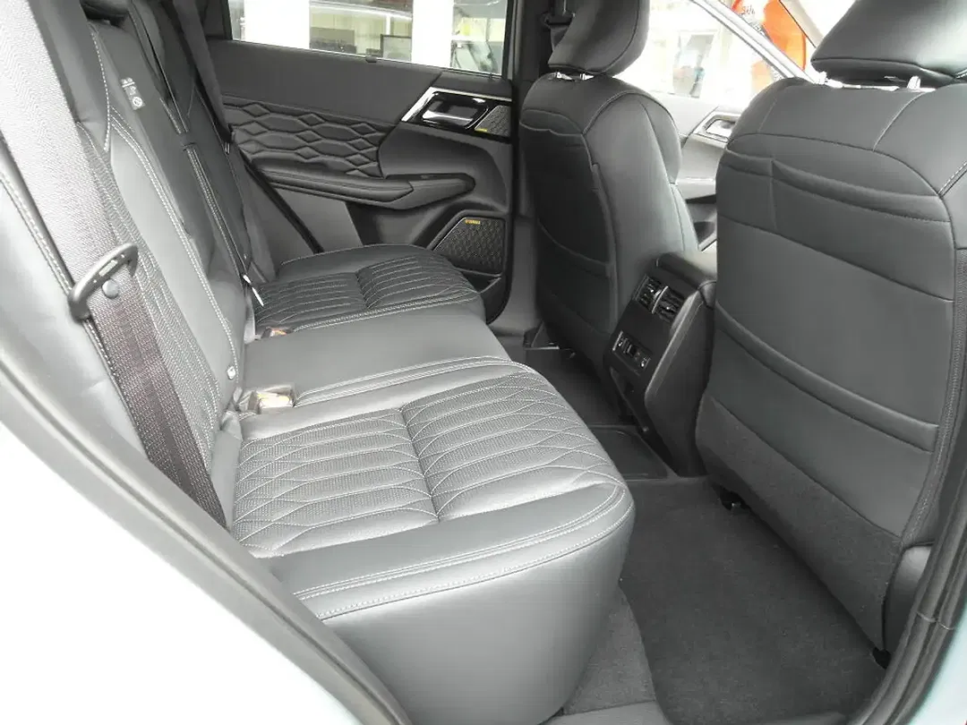 Mitsubishi Outlander - Thumbnail 11