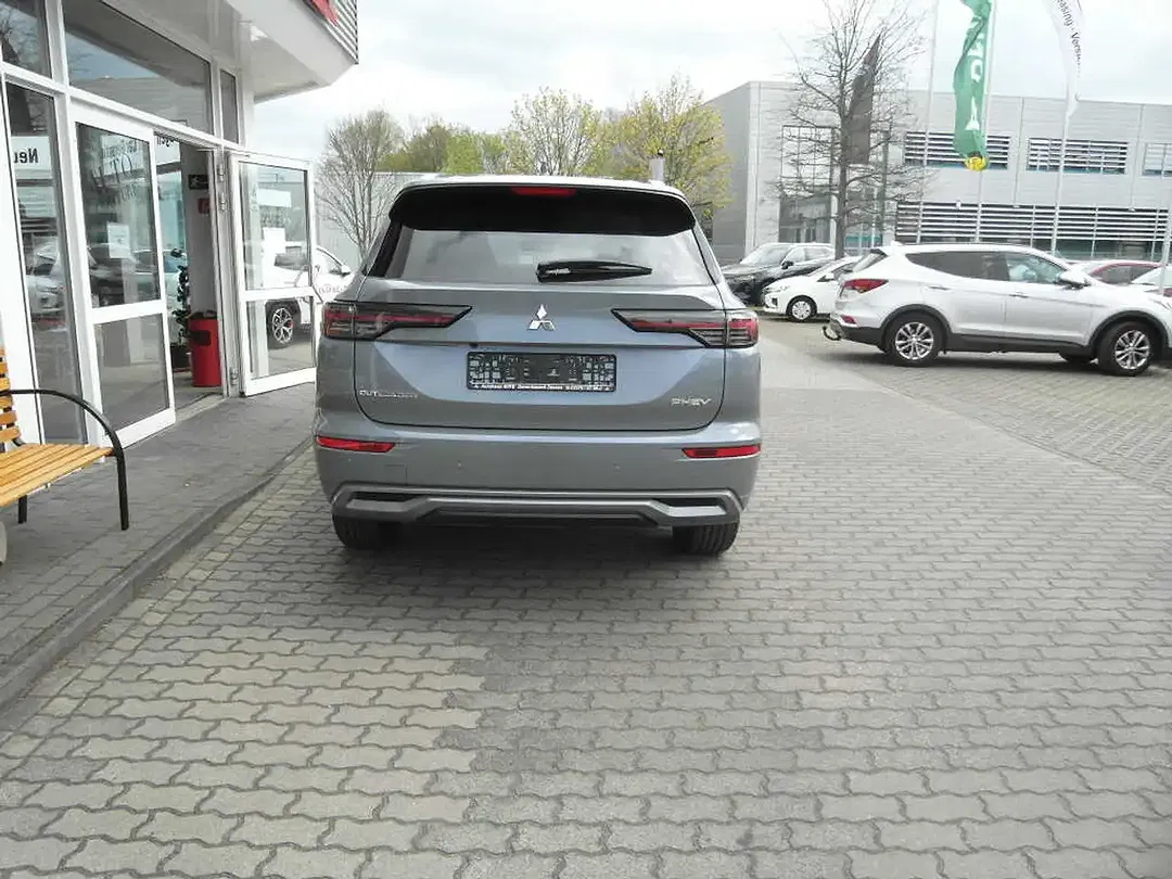 Mitsubishi Outlander - Thumbnail 4