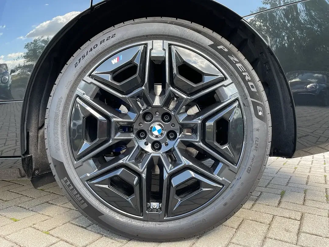 BMW iX - Thumbnail 3